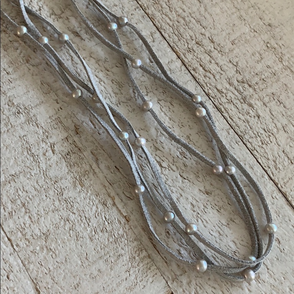 NWOT Grey Leather & Fresh Water Pearl Necklace
